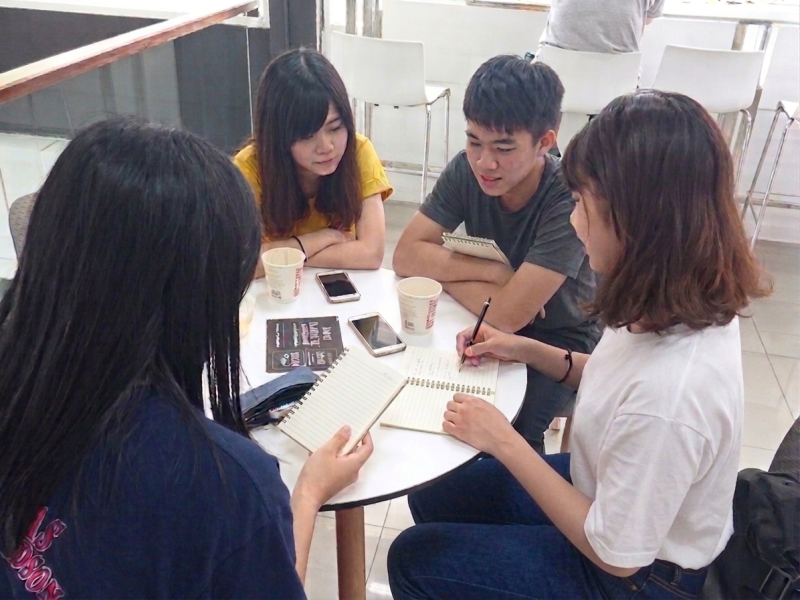 調査結果を相談する様子